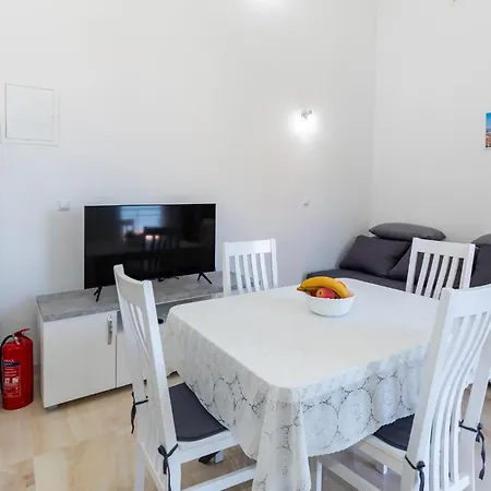 Apartman Cozy In With Wifi Komarna